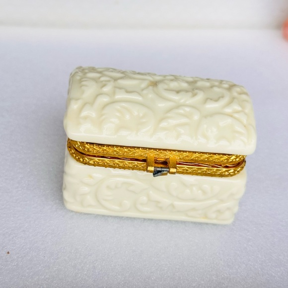 VINTAGE Hollywood Regency Ivory Ceramic Trinket Box w Gold Trim Bow & Hinge - Picture 8 of 16
